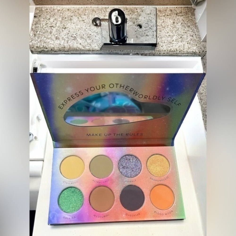 🆕 Fluide Otherworldly Eye Shadow Pallette